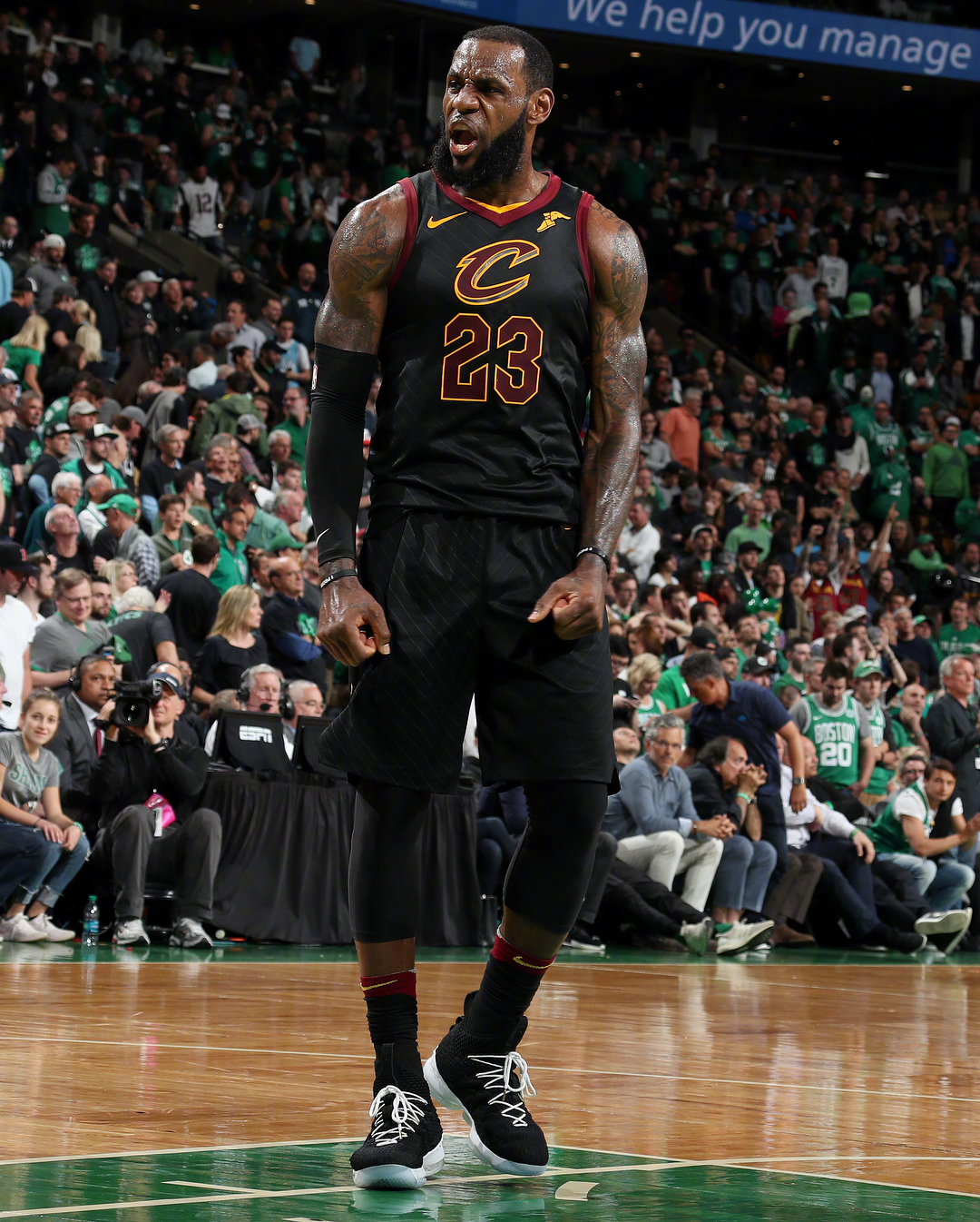 欧文连续突破得分，状态火热（欧文连续冲击篮筐得手，手感滚烫）