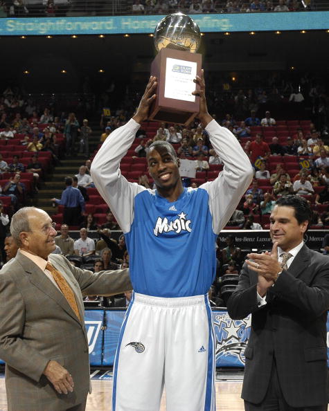 阿图什杯球员进球后跑上看台给母亲献花，后两黄变一红被罚下（阿图什杯球员破门后爬上看台向母亲献花，随即两黄变红遭罚下）