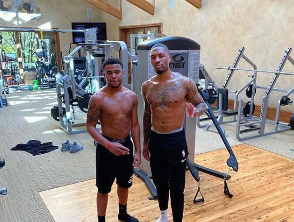 斯洛特：阿诺德对利物浦而言很特别，每次见到他我都会拥抱他（斯洛特：阿诺德之于利物浦意义非凡，每次见到他我都会给他一个拥抱）