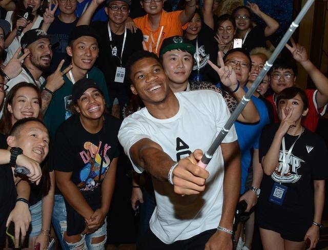 舍甫琴科：我喜欢这支米兰的热情；莱奥能在我那时的米兰踢球（舍甫琴科：欣赏当下米兰的热情；莱奥放在我那支米兰同样能立足）