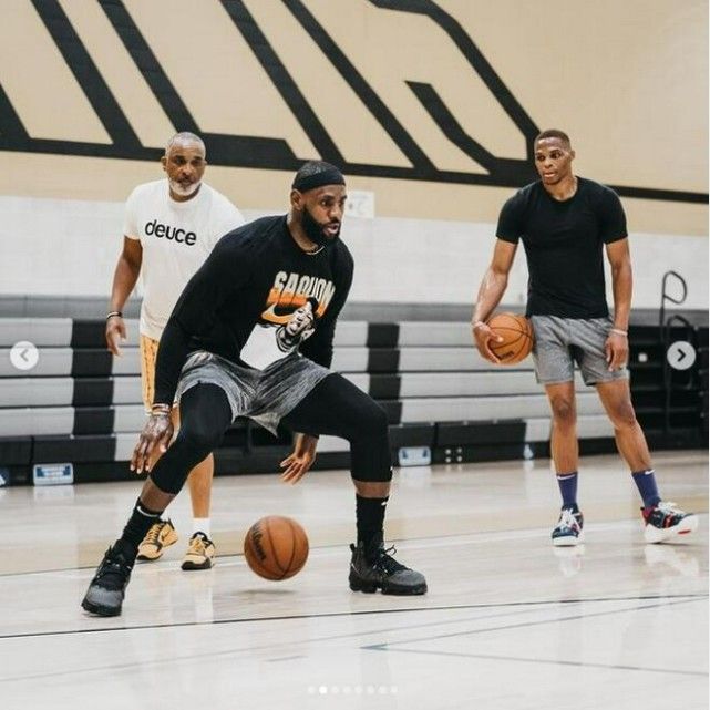 美媒：尼克斯补强瞄准迪温琴佐和阿尔瓦拉多，且已与对方球队接触（美媒：尼克斯将迪温琴佐与阿尔瓦拉多列为补强目标，已与其所属球队展开洽谈）