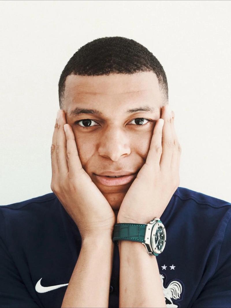 英超官方：经过VAR确认，萨利巴同巴里接触不足以判罚点球（英超官方：VAR复核后认定，萨利巴与巴里接触不构成点球）