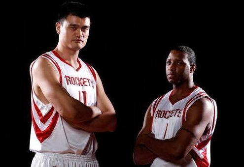 中足联颁奖：辽宁铁人外援姆本扎当选中甲赛季最佳球员（中足联年度颁奖：辽宁铁人外援姆本扎荣膺中甲赛季最佳球员）