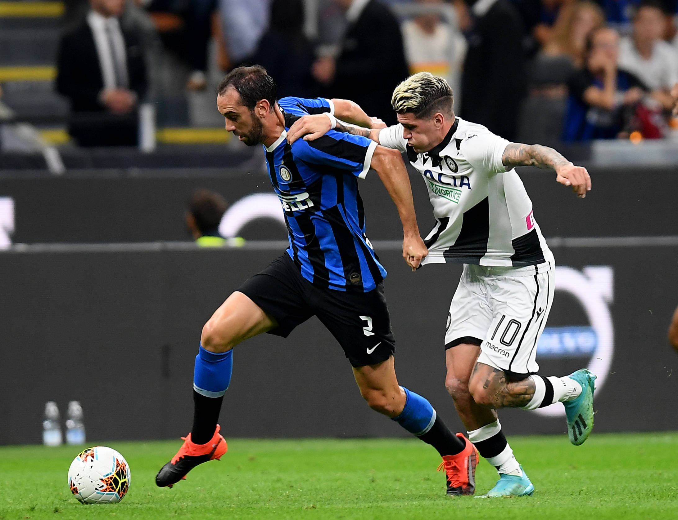 杜兰特跳投落地踩到老队友布鲁斯·布朗脚 裁判回看升级一级恶犯（杜兰特跳投落地踩到布鲁斯·布朗，回看后裁判改判一级恶意犯规）