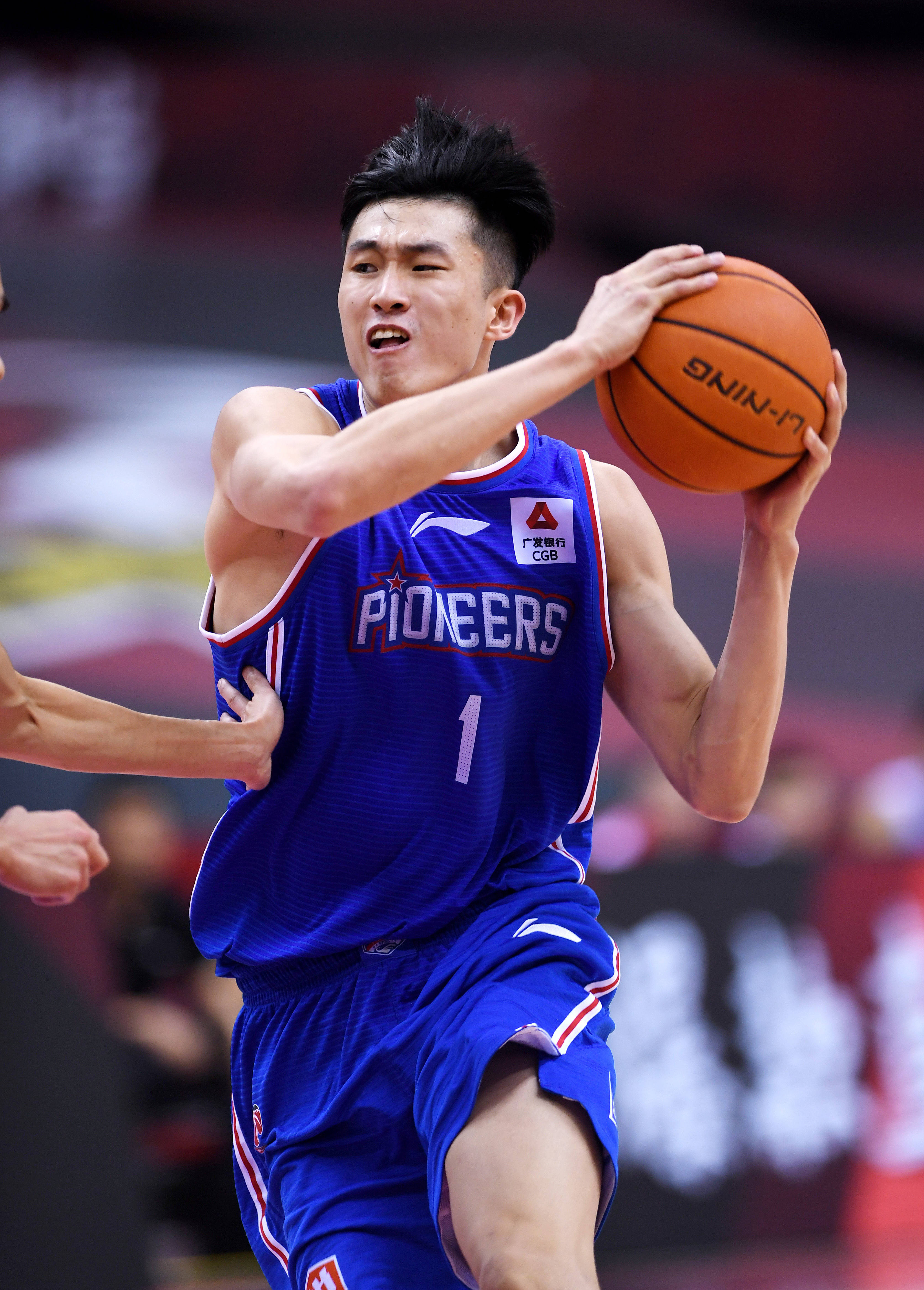 20岁新星独自撑起AC米兰左路走廊：力压S2，英超球会争相抢购他（20岁天才独挑AC米兰左翼重任：表现盖过S2，英超诸强竞相报价）