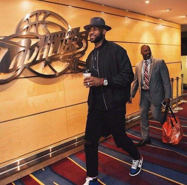 美记：76人不仅属于恩比德马克西亦是核心，东部前六有戏（美记：费城不再唯恩比德，马克西升格为核心，东部前六可期）