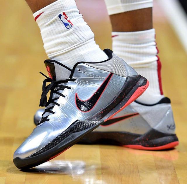 世体：小西蒙尼遭毕包球迷严重辱骂，已被西甲联盟记录在案（世体：小西蒙尼遭毕尔巴鄂球迷严重言语攻击，西甲方面已备案）