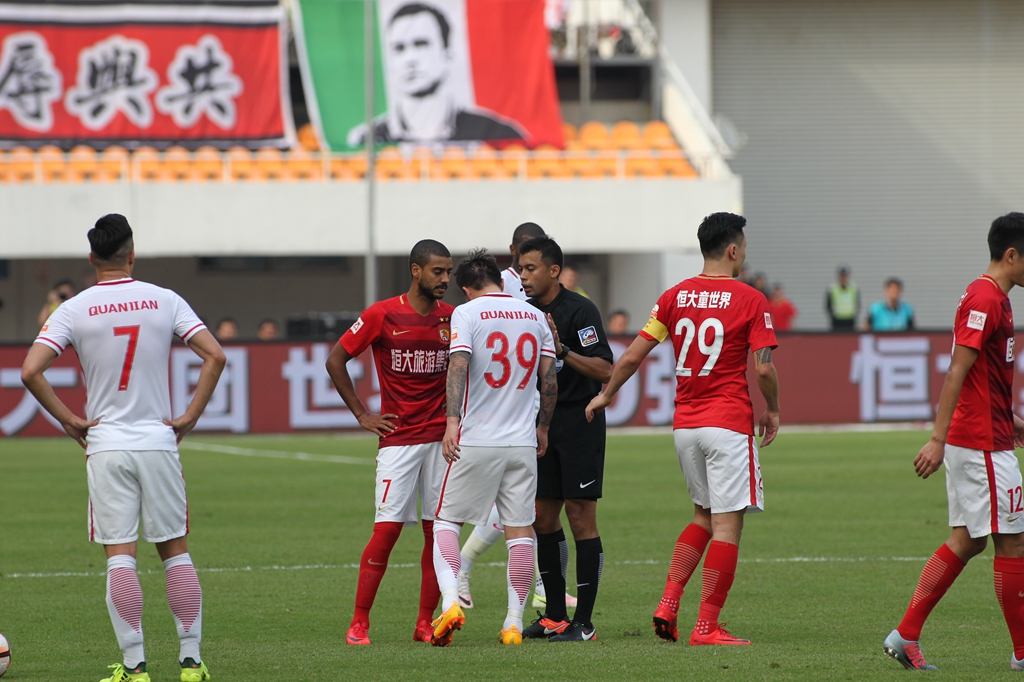 记者：瓜迪奥拉不满埃切韦里经纪人，不同意球员租借回河床（记者称：瓜迪奥拉不满埃切韦里经纪人，反对将球员租回河床）