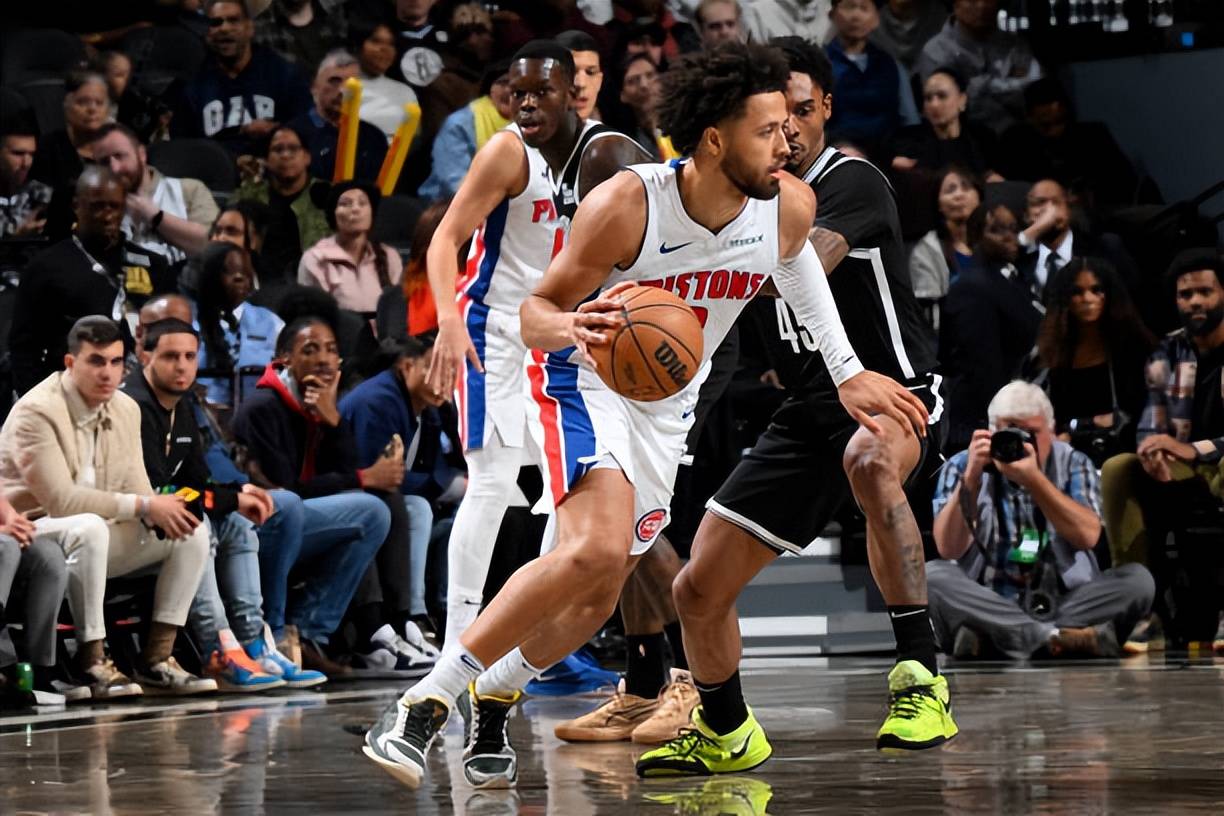 亚马尔父亲比赛中多次挑衅贝蒂斯球迷，最终被安保带走（亚马尔父亲在比赛中屡次挑衅贝蒂斯球迷，最终被安保人员带离现场）