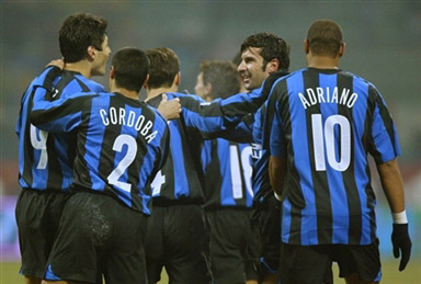 足球欧联杯精彩倒钩破门当选本周最佳进球（欧联杯惊艳倒钩破门荣膺本周最佳进球）