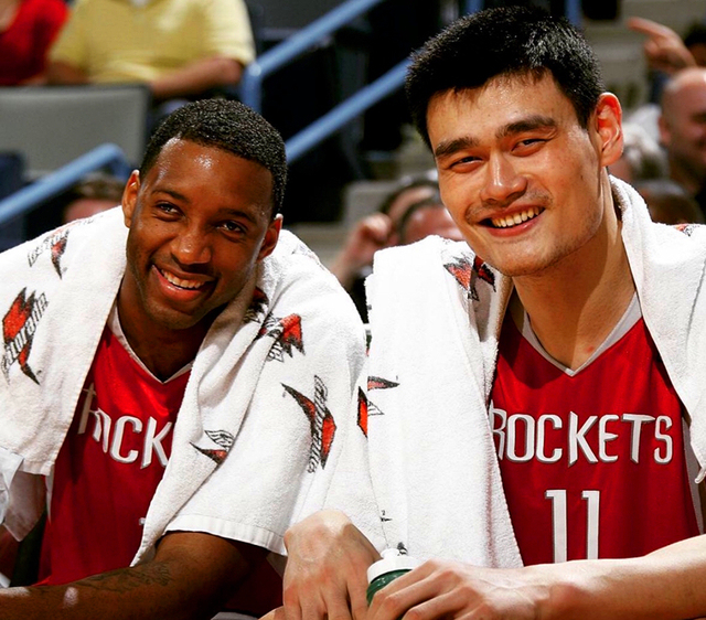 篮球湖人锁定比赛胜局，球迷狂喜（湖人提前奠定胜势，球迷欢腾）