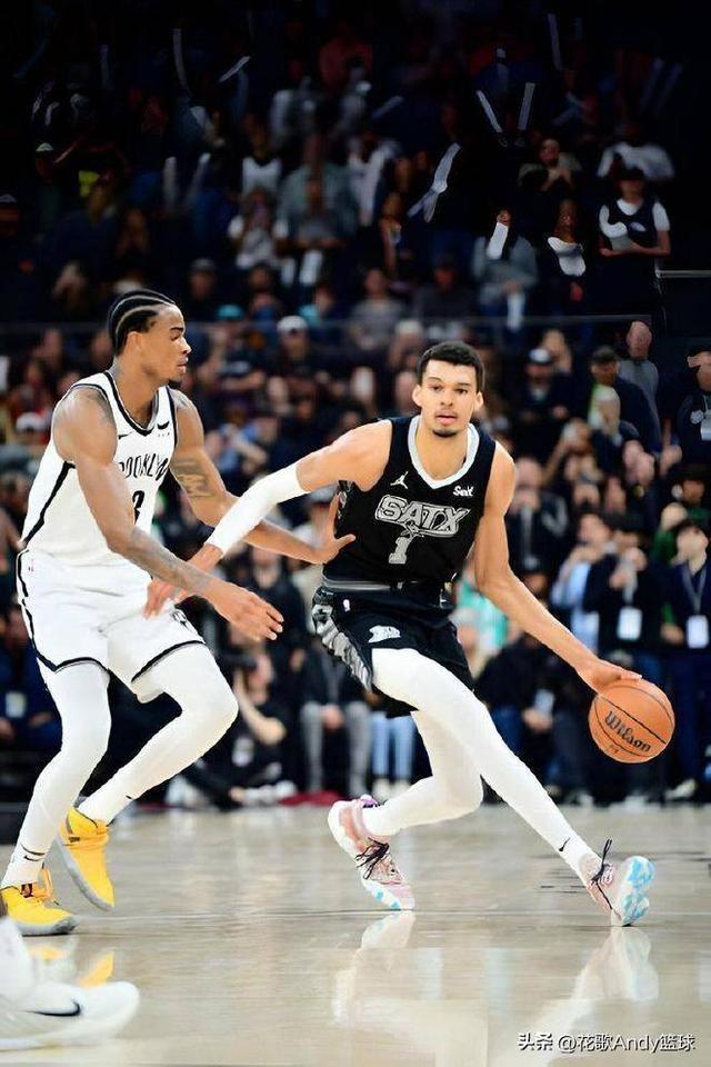 港队主场战新加坡，新加坡球员伤退时担架工作人员忍不住庆祝（港队主场迎战新加坡，担架员在新加坡球员伤退时当场庆祝）