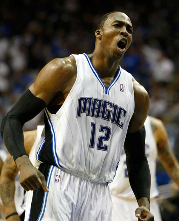 哈登狂砍55分封神！成NBA首位双队史得分王，36岁飙10记三分创多项纪录（哈登36岁轰55分飙10记三分，成NBA首位双队史得分王并刷新多项纪录）