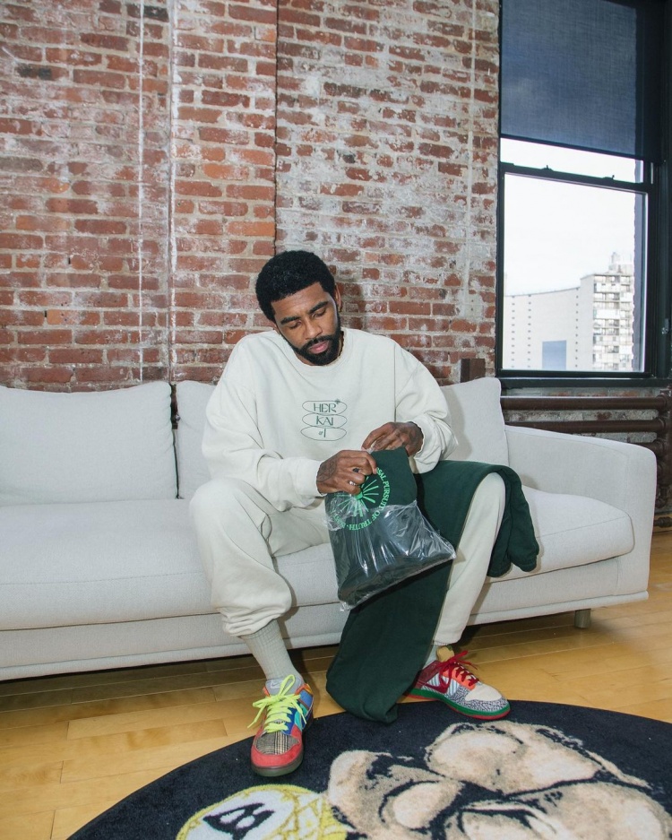 凯里·詹娜养女晒奢华生活，其母21岁跻身十亿富豪榜（凯里·詹娜养女炫耀奢华生活，母亲21岁即登十亿富豪榜）