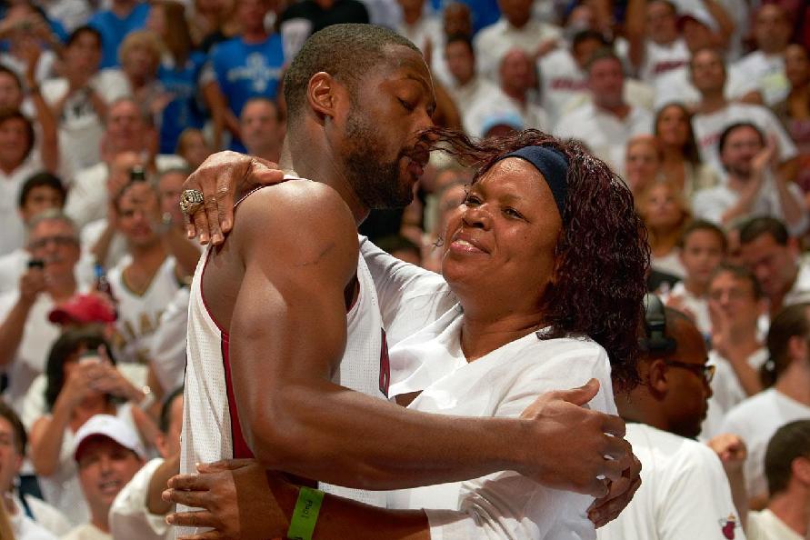 圣诞大战打湖人出战成疑？芬尼-史密斯昨天参加了完整的赛前训练（芬尼-史密斯昨日完成赛前合练，圣诞大战对湖人出场仍存疑）